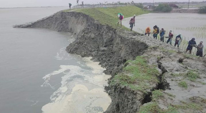 কয়রায় বেড়িবাঁধে ভাঙন, আতঙ্কে এলাকাবাসী