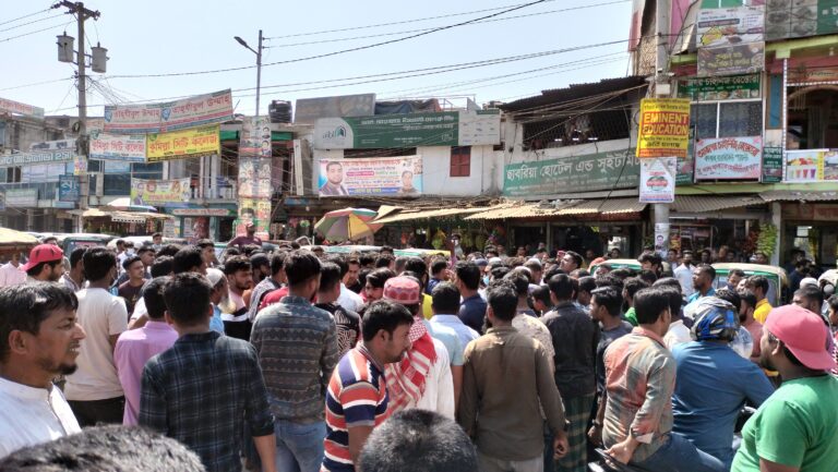 জিপির নামে অতিরিক্ত চাঁদা আদায়, কুমিল্লা-সিলেট মহাসড়কে সিএনজি-ইজিবাইক চালকদের বিক্ষোভ